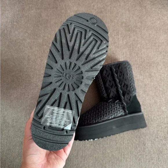 UGG Classic Short Villa Knit Platform Boot - Picture 14 of 15